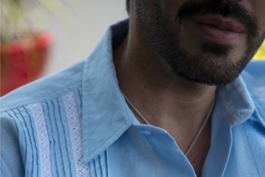 Guayabera en azul con blanco