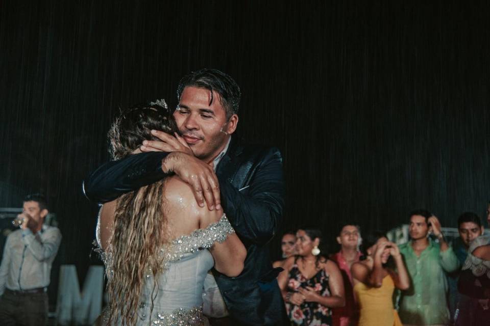 Boda bajo la lluvia