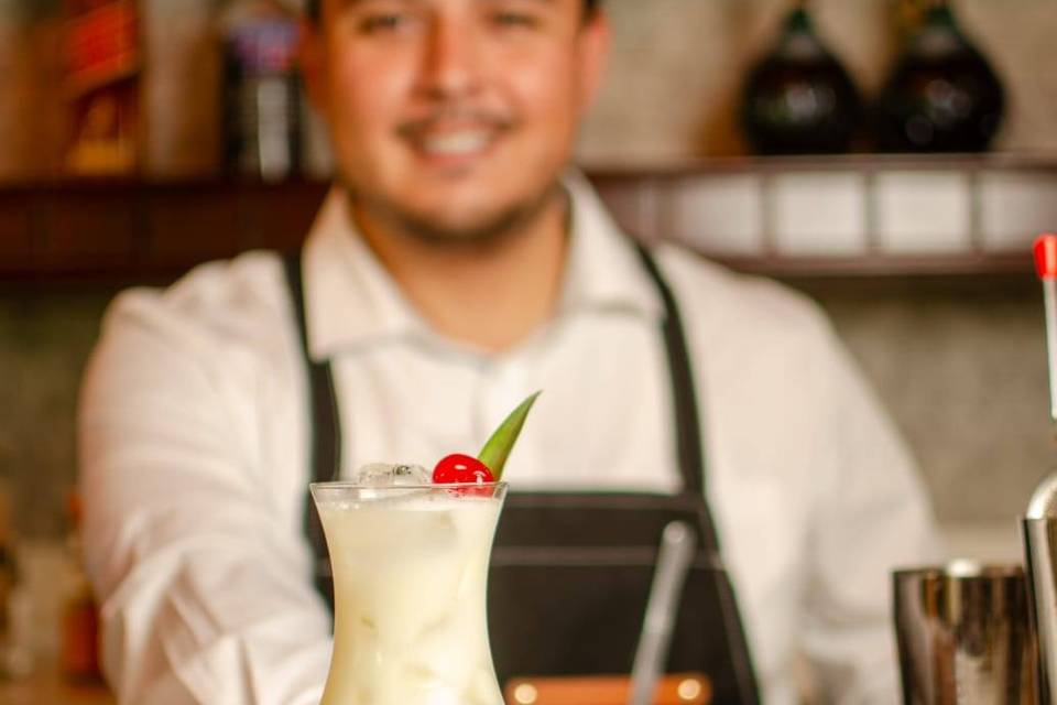 Bartender con piña colada