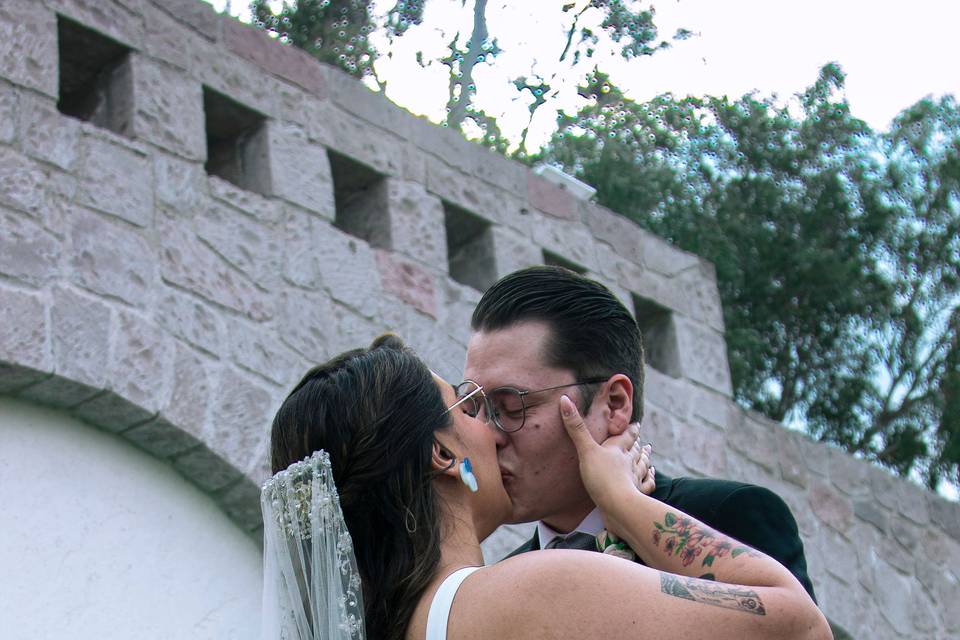 Novios besándose con amor