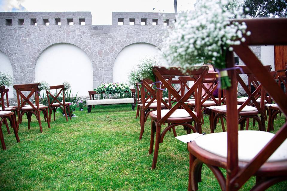 Jardín con sillas