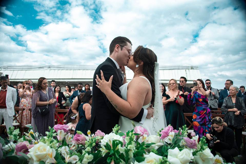 Recién casados besándose