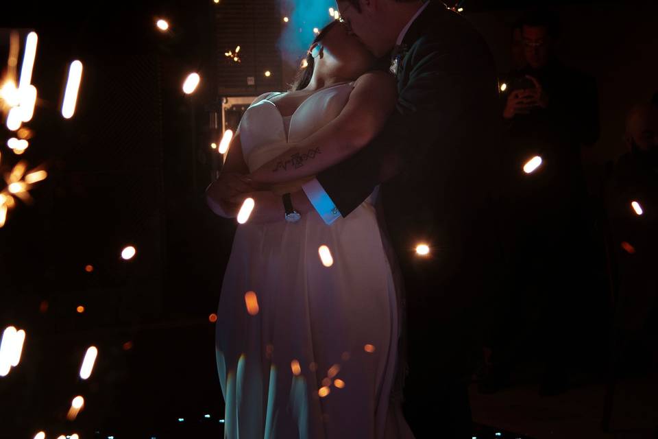 Pareja bailando en la oscuridad