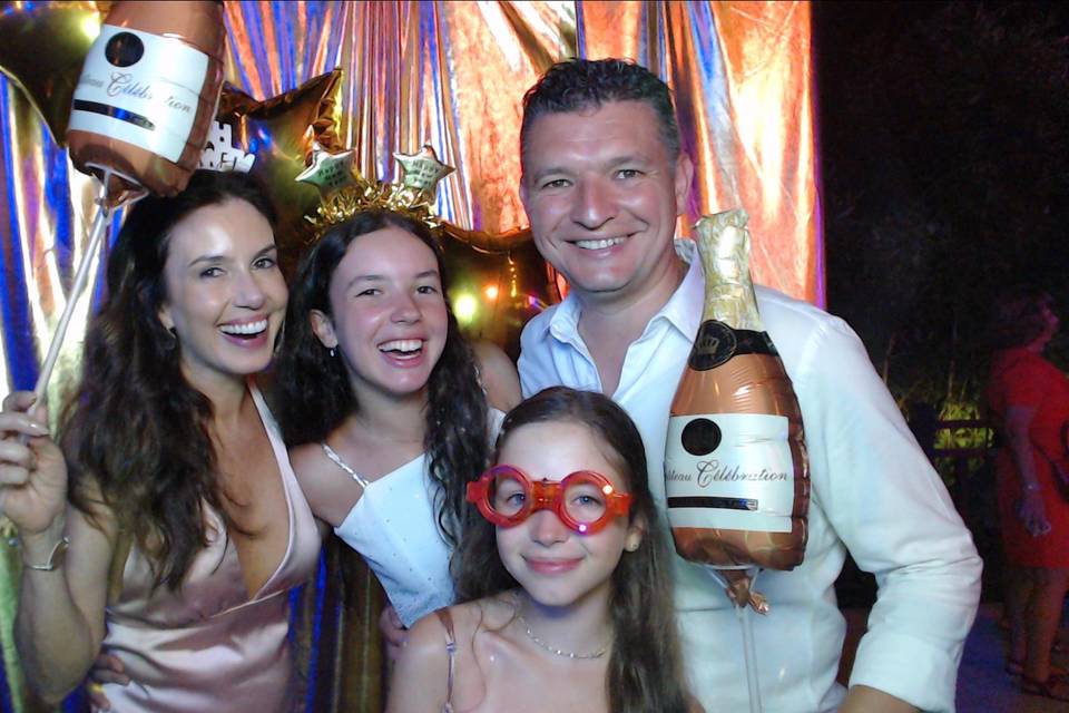 Amigos con antifaces y accesorios de fiesta
