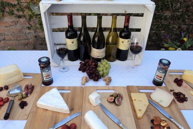 Mesa y tablas de quesos y vino