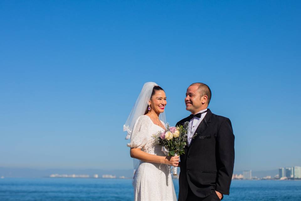 Los novios en el mar