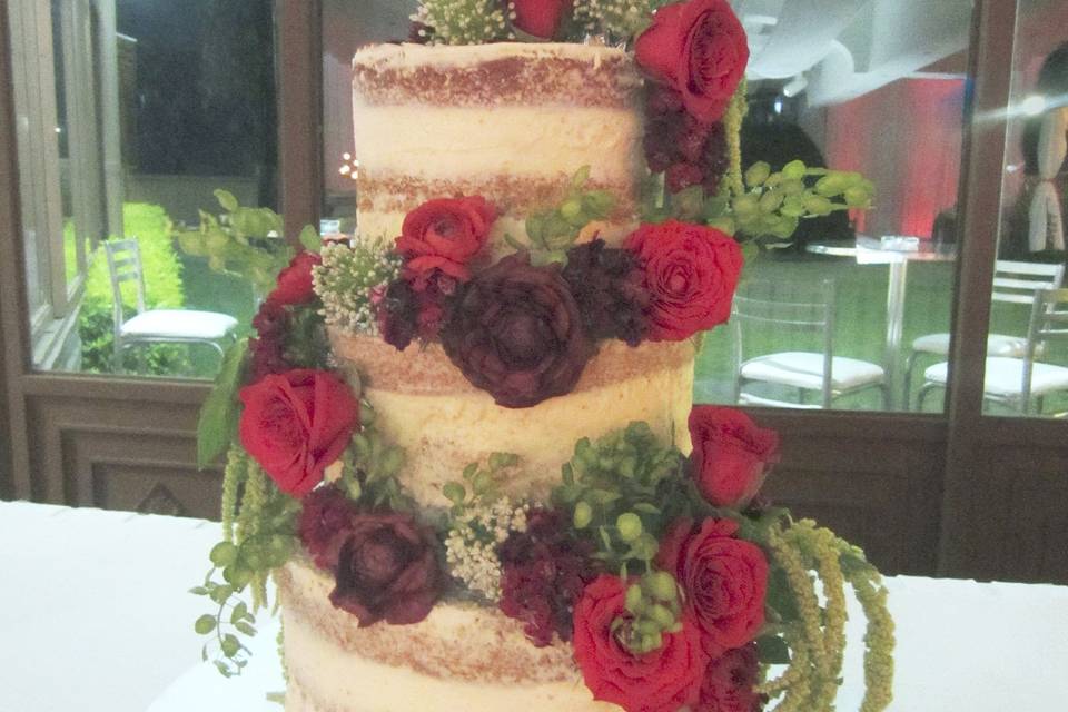 Naked cake con flores rojas