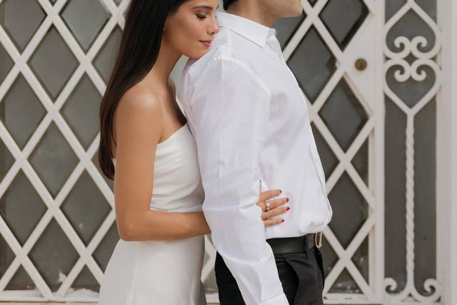 Novia abrazando a su pareja por la espalda