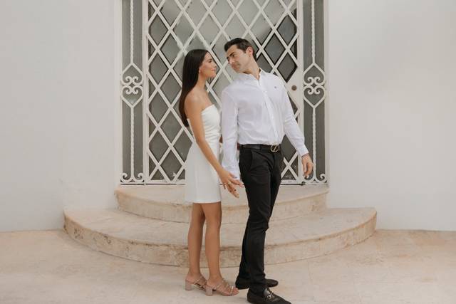 Pareja frente a una entrada con escaleras
