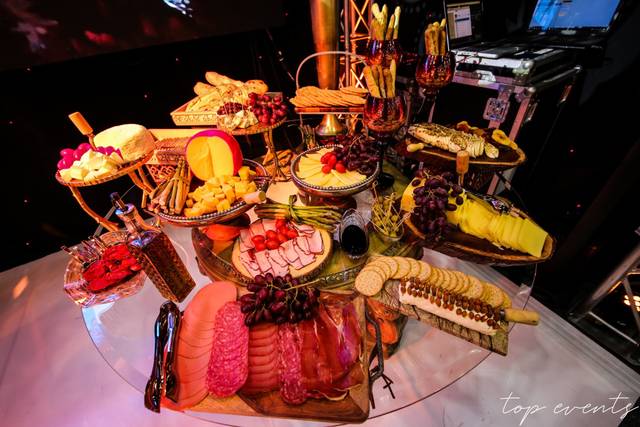 Mesa de quesos y carnes frías