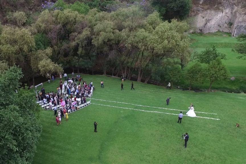 Cubriendo toda el área de boda