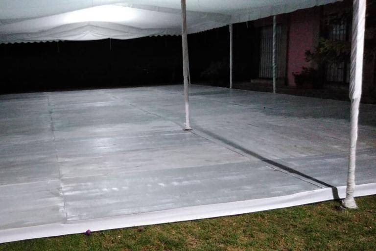 Montaje de carpa en noche