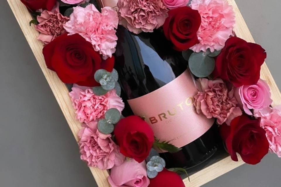 Caja floral con vino