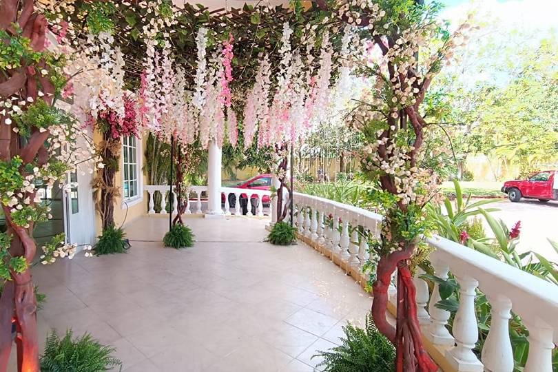 Entrada con flores