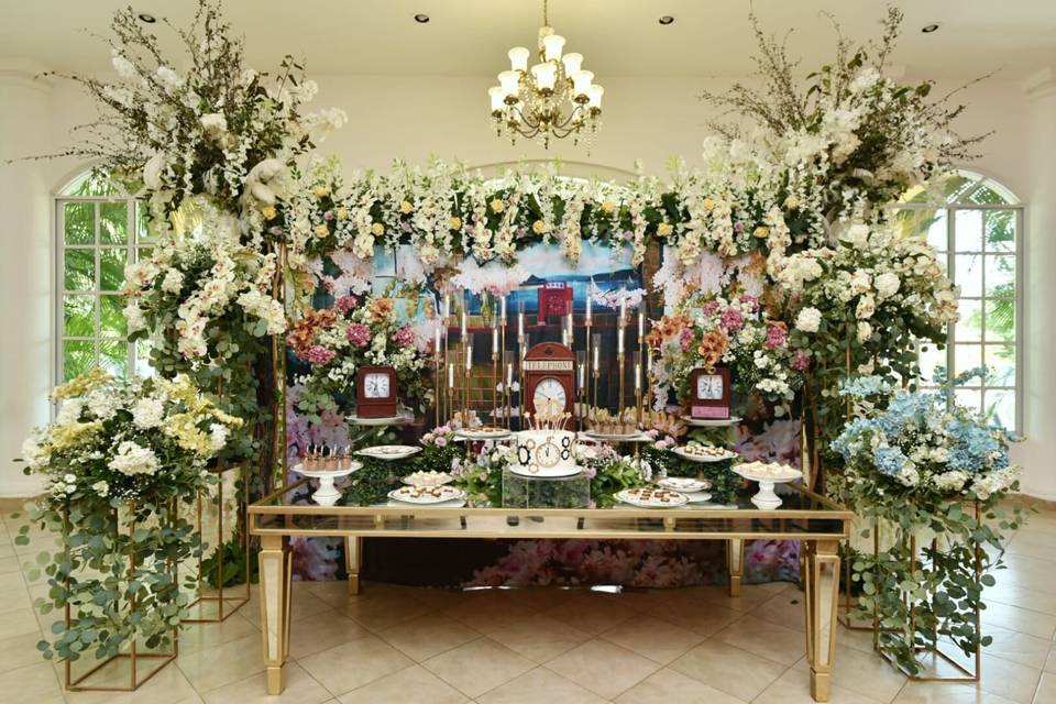 Mesa de postres y flores