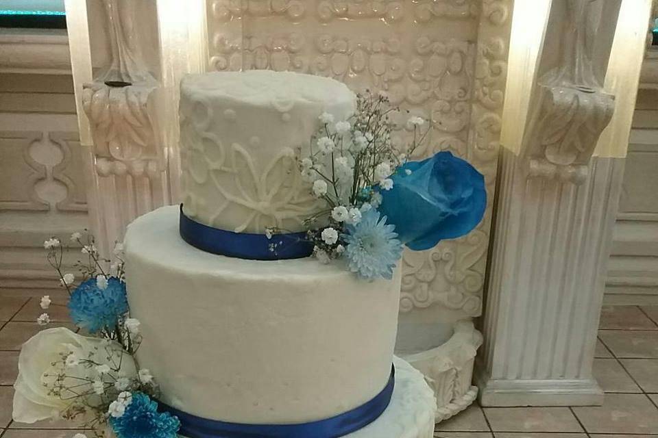 Pastel de boda con azul