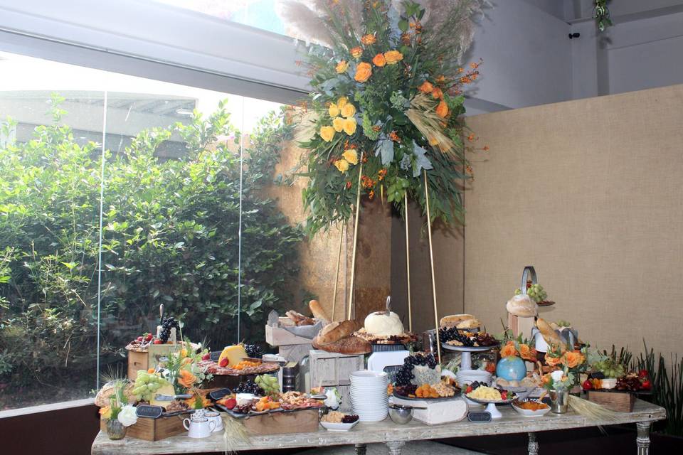 Mesa de postres decorada con flores