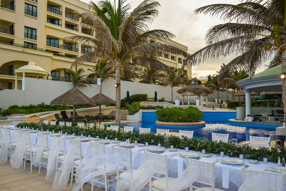 Cena en jardín frente al mar