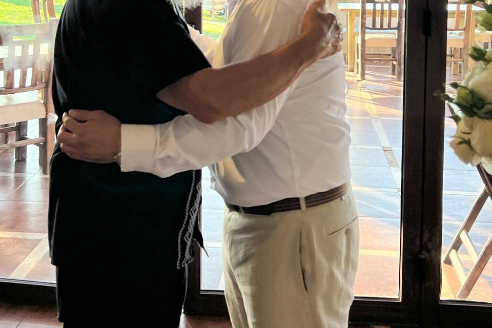PADRE DANDO APOYO AL NOVIO