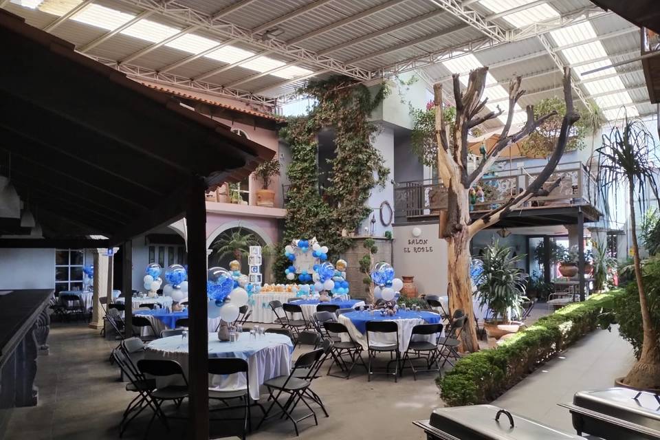 Mesas en un jardín