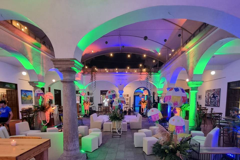 Evento iluminado en verde y azul