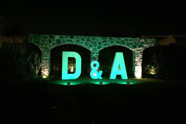 Letras Gigantes Iluminación Bombillas  Letras gigantes para bodas, Letras  grandes para boda, Iniciales de boda