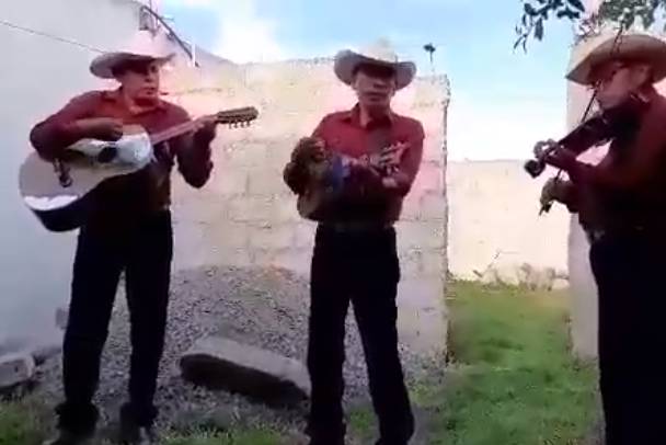 En acción