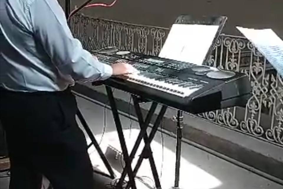 Piano y voz de hombre
