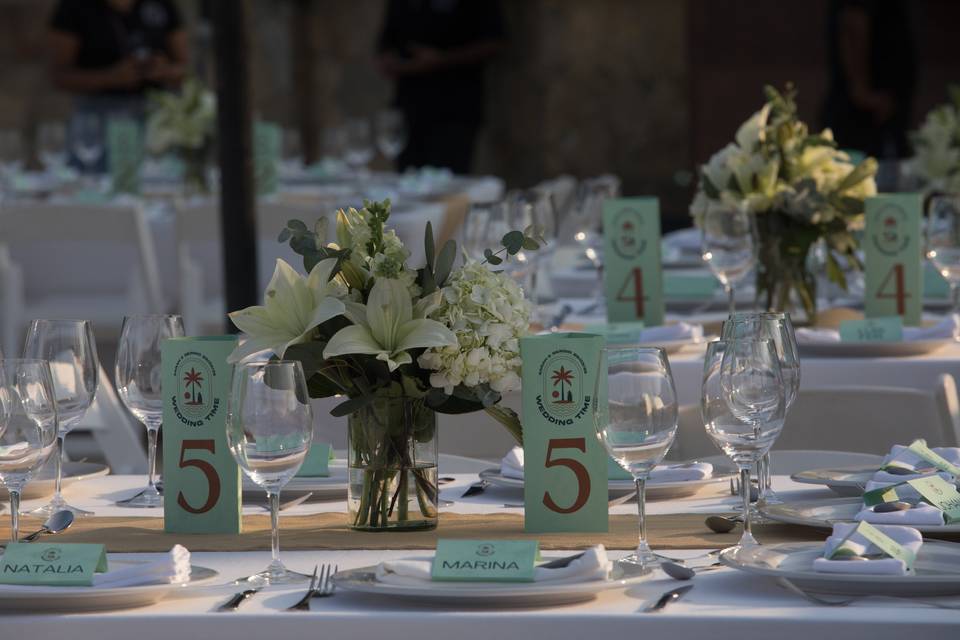 Asignación de mesa con letreros