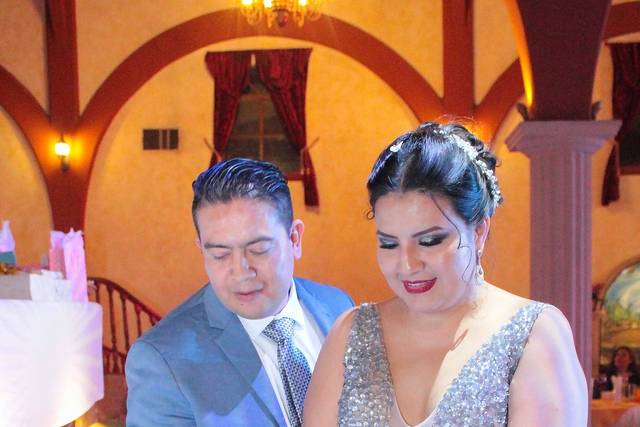 Novios cortando el pastel