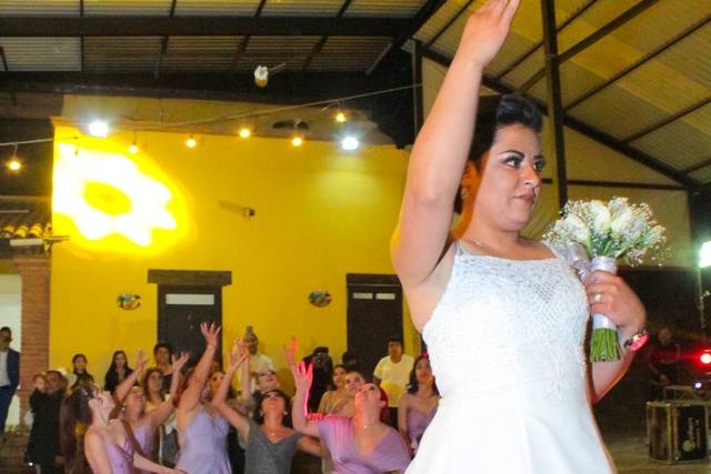 Novia a punto de aventar su ramo