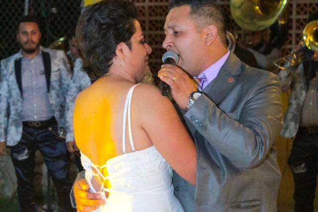 Novio hablando por el micrófono