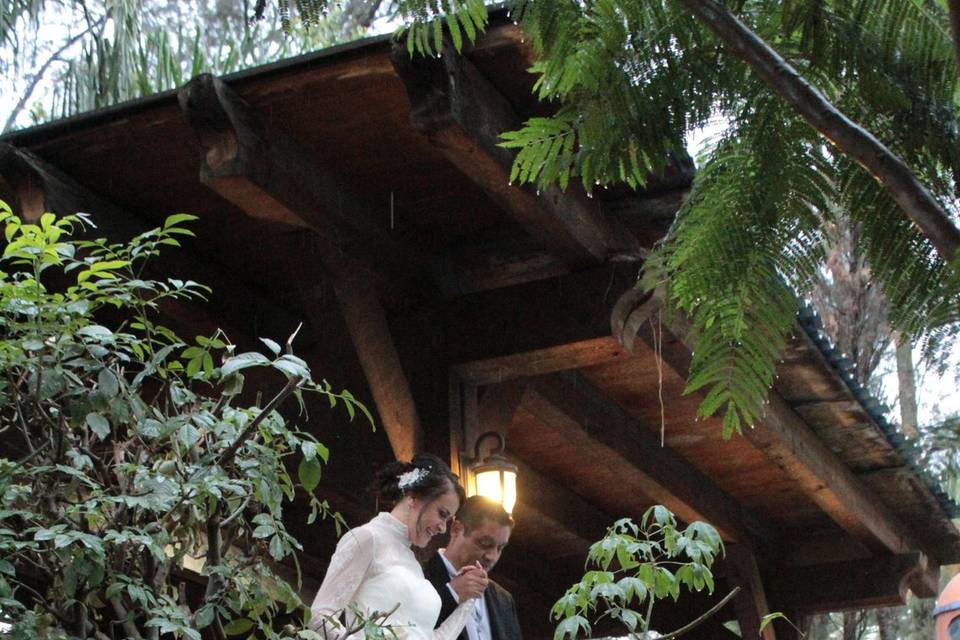 Novia bajando por la escalera