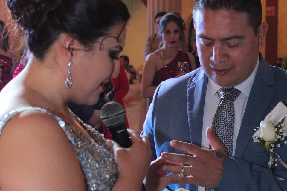 Poniéndose los anillos