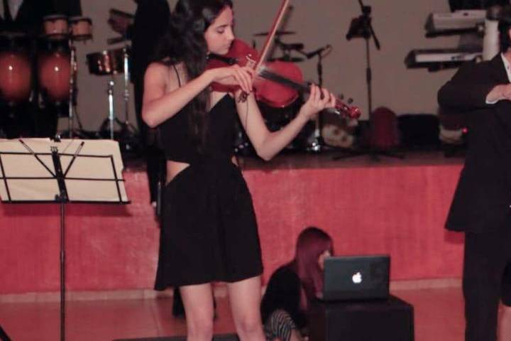Tania de Anda violin