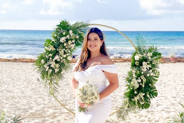 Novia posando en la playa
