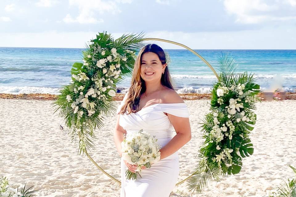 Novia posando en la playa