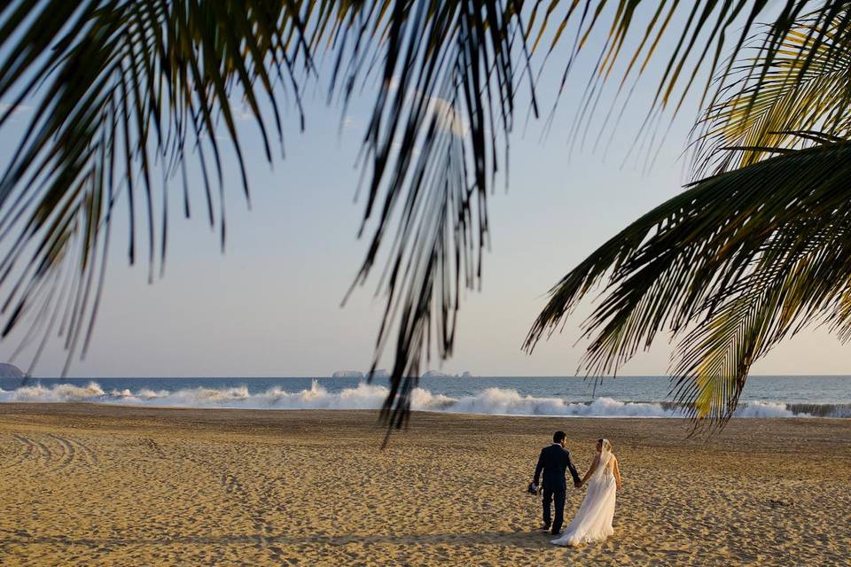 Frente a las instalaciones