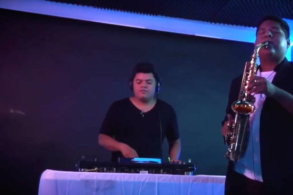 Dúo de DJ-Saxofón