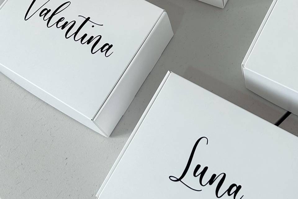 Elegantes cajas blanco y negro