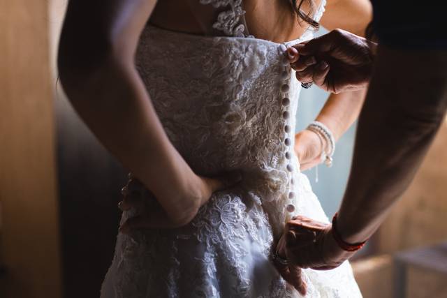 Abotonando el vestido de novia