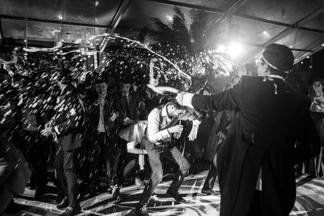 Aventando champán en la fiesta