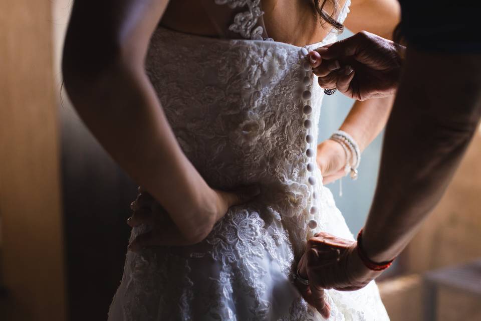 Abotonando el vestido de novia