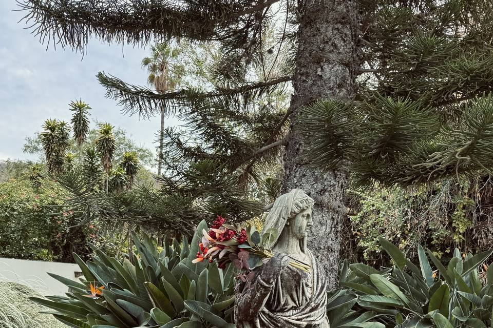 Estatua sosteniendo flores