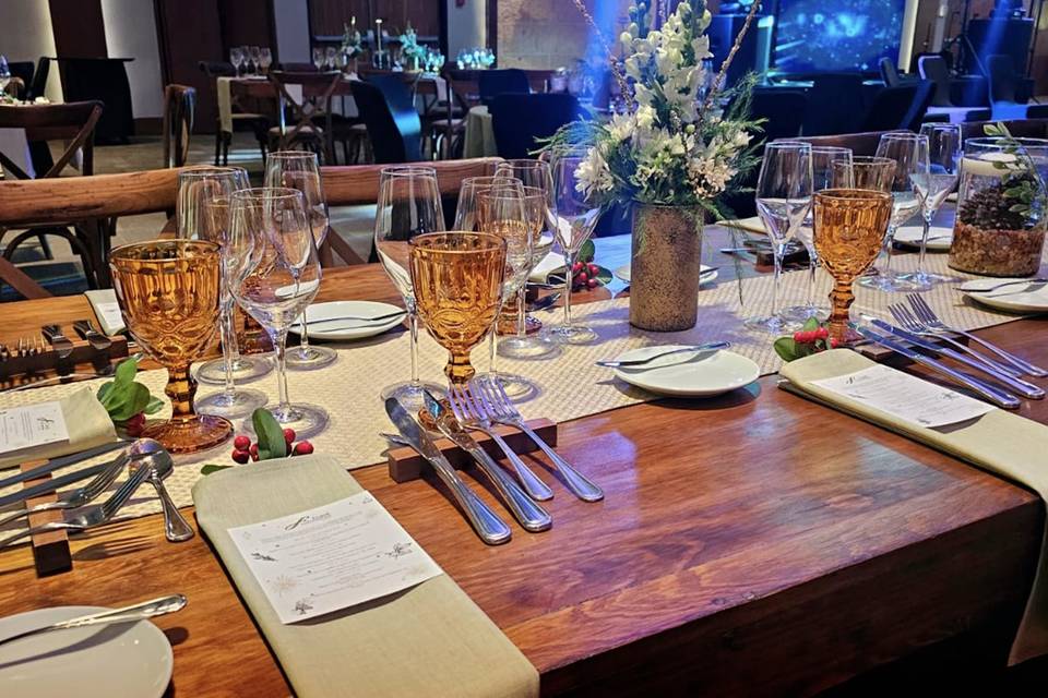 Mesa con copas ámbar