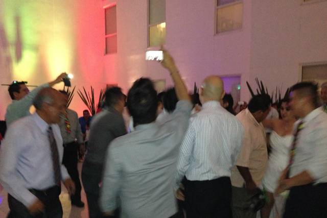 Los invitados bailando