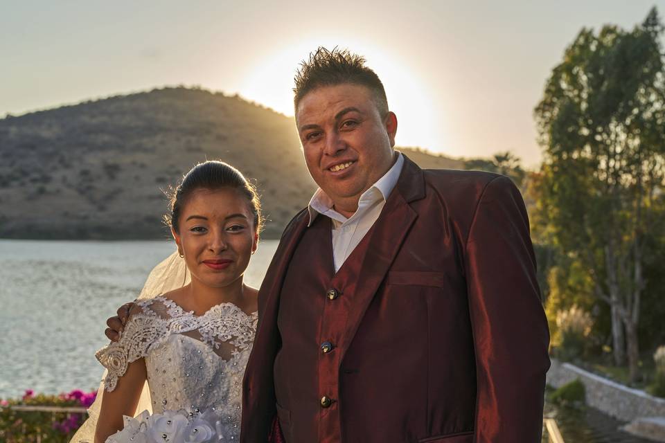 Novios en contraluz