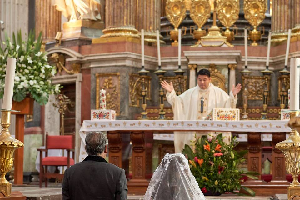 53 años - Frente al altar