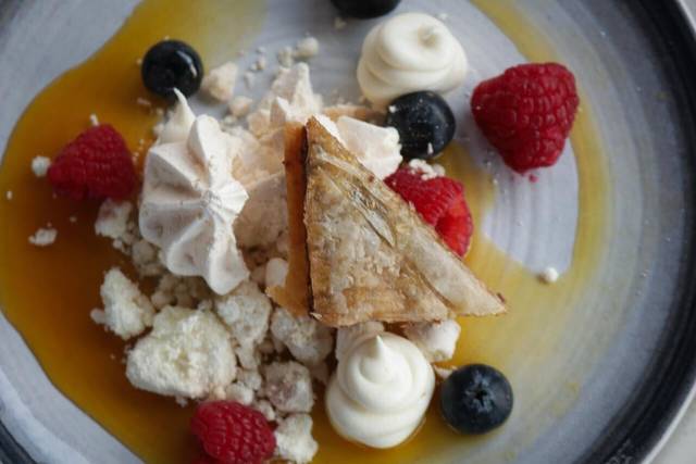 Pavlova con frutos rojos