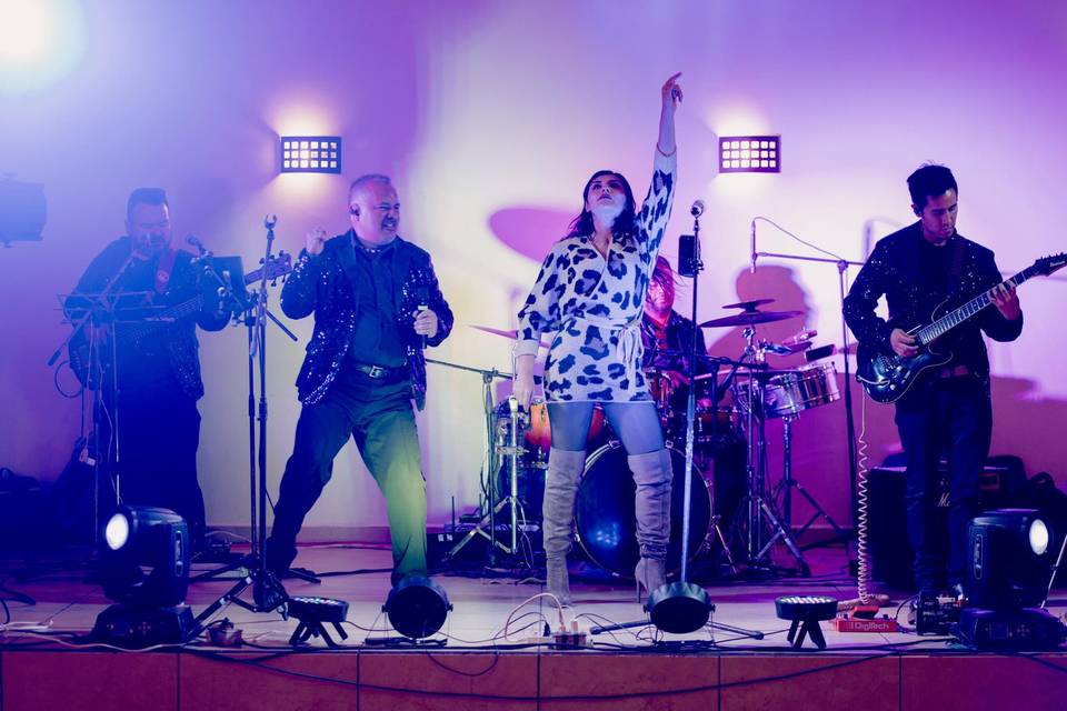 Grupo musical en el escenairo